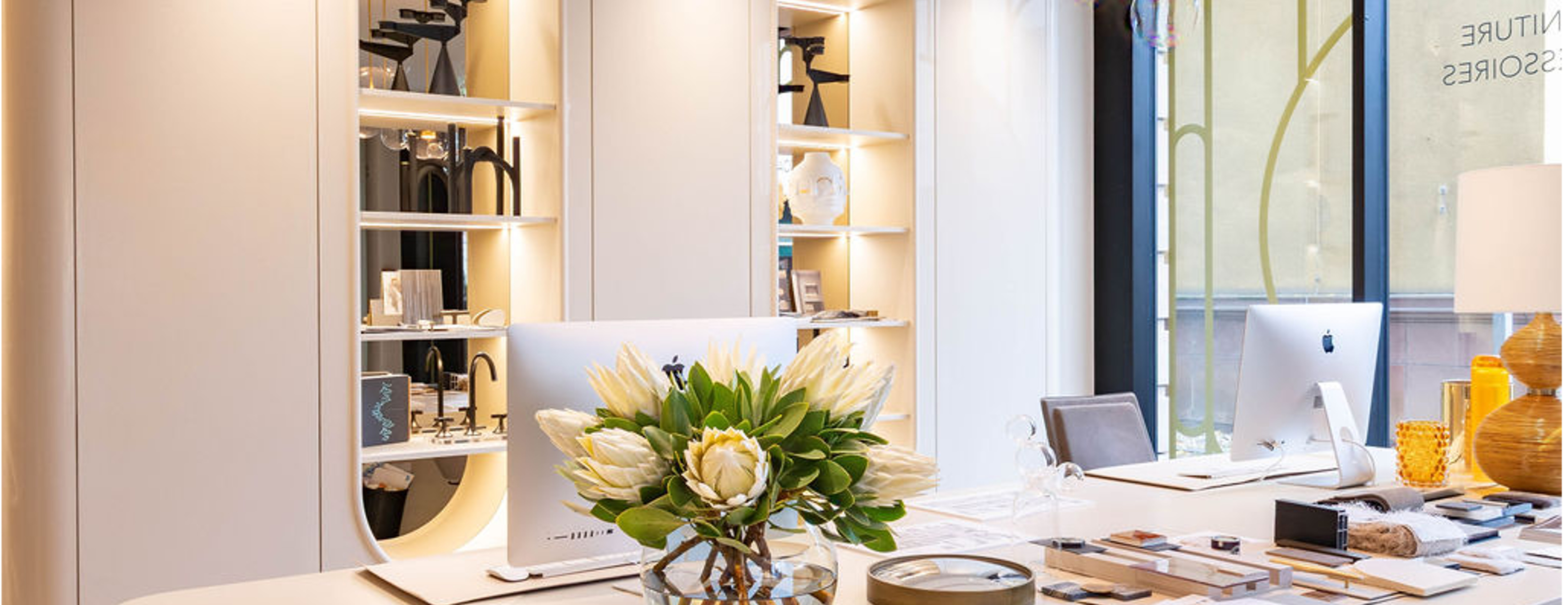 Dark PurPur showroom with flower, mirror and curated objects